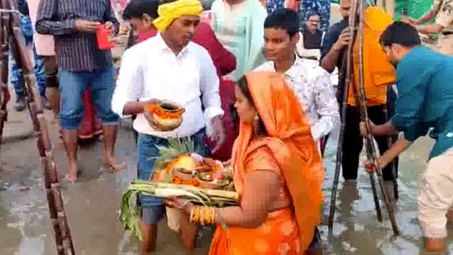 छठ पर्व पर जिले के विभिन्न घाटों पर उगते सूर्य को अर्घ्य देकर महिलाओं ने पूरा किया 36 घंटे का निर्जला व्रत