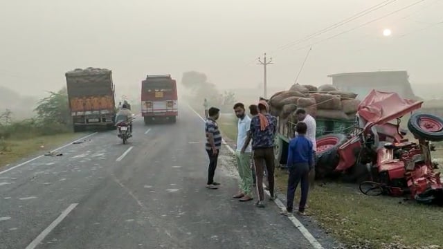 बेला बिधूना मार्ग पर तेज रफ्तार ट्रक ट्रैक्टर को मारी टक्कर 4 किसान घायल वही ट्रक की चपेट में आने से एक महिला की मौत