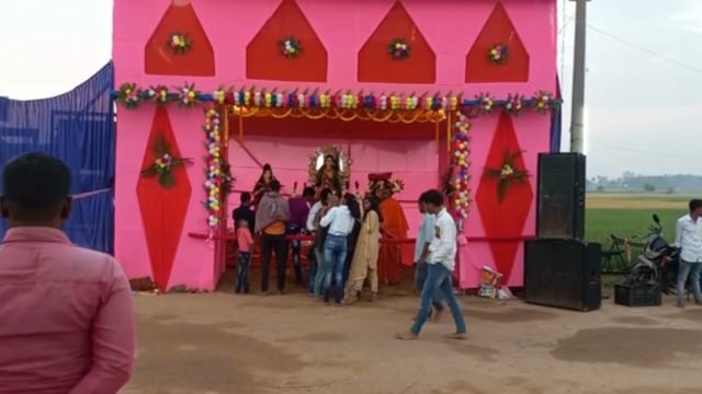 चानन  : चानन प्रखंड क्षेत्र के विभिन्न छठ घाटों भगवान भास्कर का प्रतिमा स्थापित,  पूजा-अर्चना को उमड़ी भीड। 