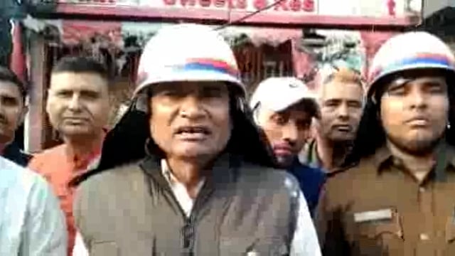 रायबरेली शहर के पावन नमकीन रेस्टोरेंट्स शॉर्ट सर्किट से लगी आग फायर ब्रिगेड कर्मियों ने आग पर पाया काबू 4 लोगों को बचाया