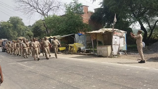 प्रतापगढ़ जिले के बाघराय थानाध्यक्ष अवन कुमार दीक्षित की अगुवाई में बाघराय बाजार में किया जा रहा फ्लैग मार्च,