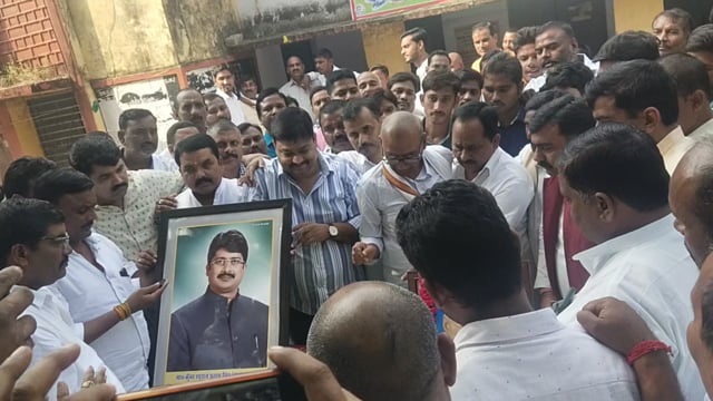 राजा भैया के जन्मदिन पर जनसत्ता दल के कार्यकर्ताओं संघ बाबागंज विधायक ने बिहार ब्लॉक परिसर में काटा केक,