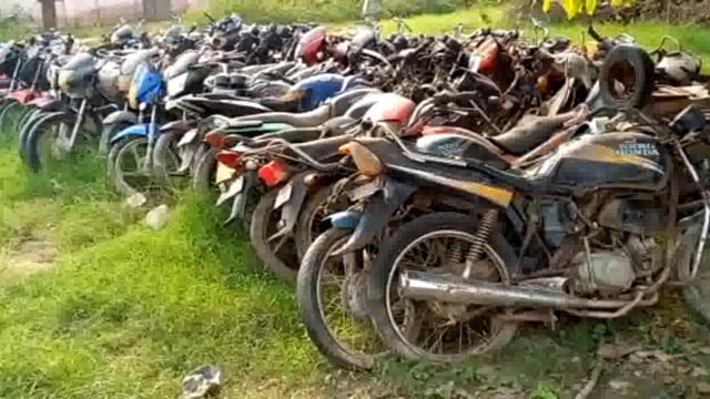 खैर कोतवाली मैं 50 बाइकों की हुई नीलामी एक लाख से शुरू हुई बोली 120000 पर छुट्टी बोली अखिल कबाड़ी के नाम लिखी गई
