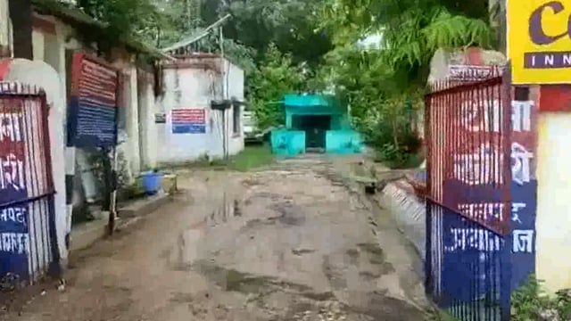 खीरी थाना क्षेत्र के खरका गांव के पास टोंस नदी से अवैध रूप से निकाली जा रही बालू#Prayagraj 