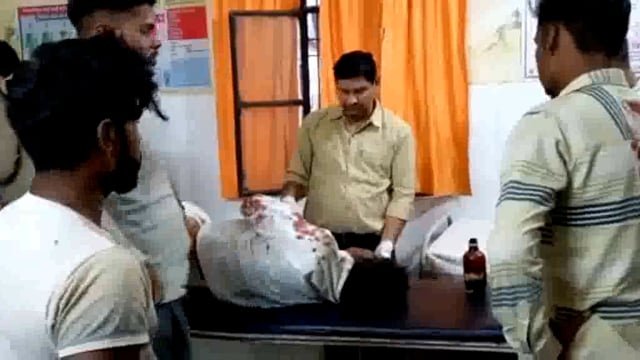 खैर कोतवाली गांव चमन नगरिया के पास अज्ञात वाहन ने मारी टक्कर बाइक सवार गंभीर रूप से घायल जिला अस्पताल के लिए रेफर किया