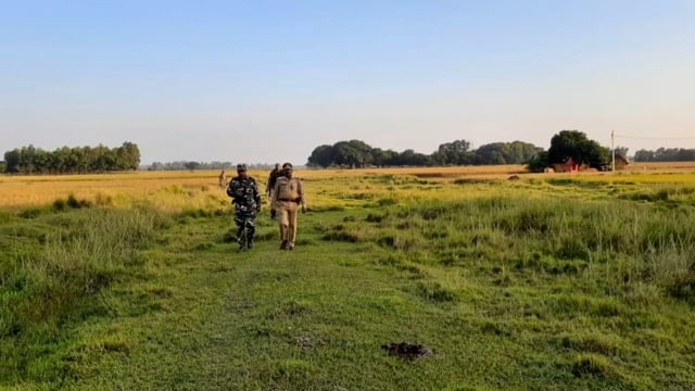 ऑपरेशन कवच के अंतर्गत पुलिस व सशस्त्र सीमा बल की संयुक्त टीम द्वारा जनपद के सीमाई क्षेत्र में किया गया पैदल गस्त