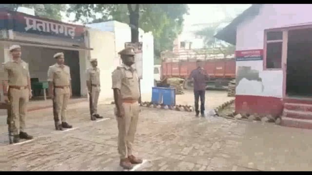 अपर पुलिस महानिदेशक जोन प्रयागराज आईपीएस लॉ प्रेम प्रकाश का पट्टी व देल्हुपुर थाना का औचक निरीक्षण
