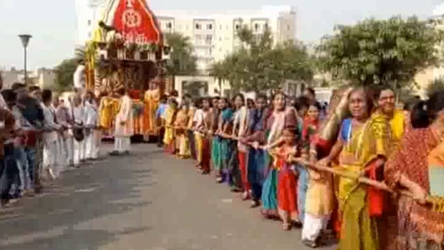 वृंदावन में धूमधाम से निकाली गई इस्कॉन की श्री कृष्ण बलराम रथ यात्रा।