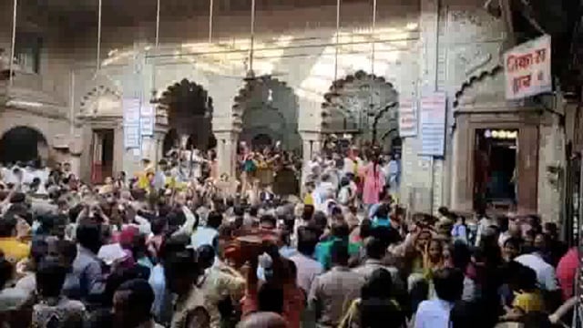 कार्तिक पूर्णिमा को चंद्र ग्रहण पर बदले का ठाकुर बांके बिहारी के दर्शन करने का समय।