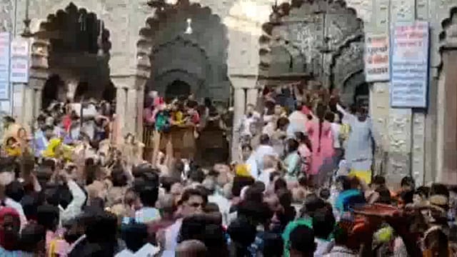 आठ नवंबर को कार्तिक पूर्णिमा पर चन्द्र ग्रहण लगने से अपने भक्तों को सवा दो घंटे ही दर्शन देंगे ठाकुर बांके बिहारी जी। 