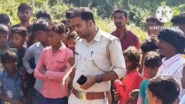 प्रखंड के नारध बांध के पास निकला अजगर, वन समिति के अध्यक्ष की सूचना पर पहुंचे वनपाल, अजगर को पकड़ सुरक्षित बन में छोड़ा