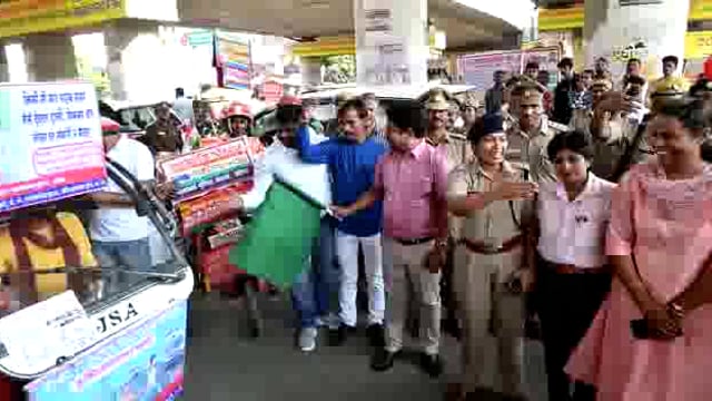 औरैया पुलिस अधीक्षक चारू निगम द्वारा देवकली चौराह स्थित पुलिस चौकी में यातायात महा नंबर 2022 का शुभारंभ किया गया