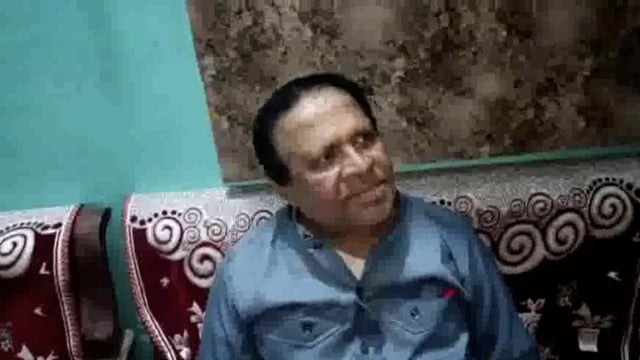 एक सरकारी रिटायर्ड कर्मचारी रिश्वत लेते हुए हुआ कैमरे में कैद लोगों ने की मजा मत