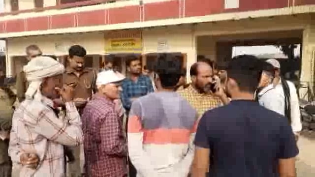 पशु कल्याण बोर्ड के सदस्य दिलीप शर्मा ने राया क्षेत्र में पकड़ी अवैध कटान को जाते पशुओं से भरी मैक्स पिकअप