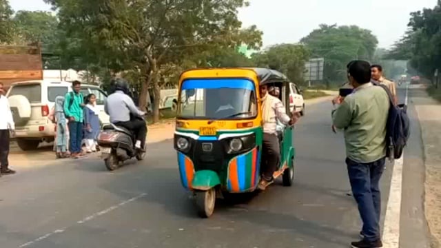 खैर कोतवाली में आईटीओ अमिताभ चतुर्वेदी ने दर्जन से अधिक वाहनों के काटे चालान अन्य वाहनों को किया सीज