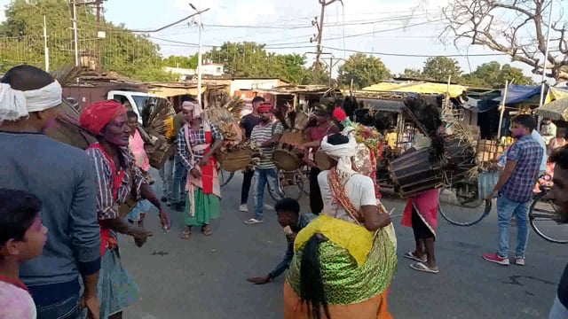 भगवान भास्कर सूर्यदेव एवं मां गंगा की प्रतिमा का विसर्जन सूरजगढ़ा के पटेल पुर पुल घाट में विधि-विधान पूर्वक किया गया 