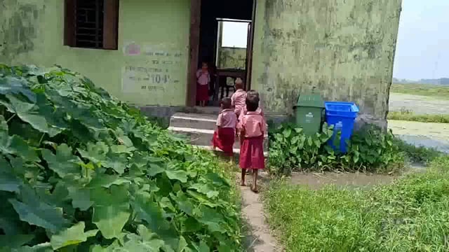 आंगनबाड़ी केंद्र तक रास्ता सुगम नहीं होने से बच्चों को पहुंचने में होती है परेशानी