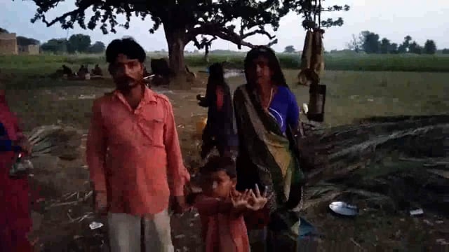 बेघर गरीब सर्द रात में रह रहे परिवार सहित पेड़ के नीचे#Prayagraj 