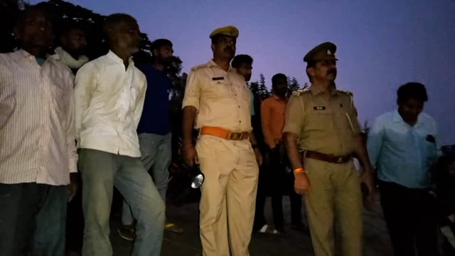 श्रद्धालुओं से भरी यमुना में नाव पलटने से मचा हड़कंप