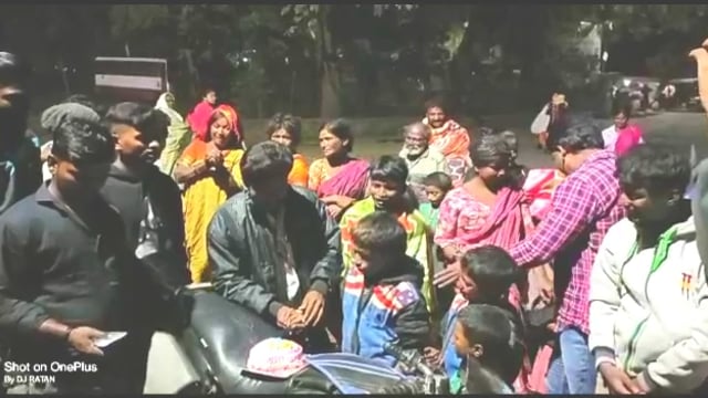 अकोट के लखन ईंगळे ने अपने जन्मदिन पर गरीबों में बांटे कंबल व उनके साथ मनाया जन्मदिन