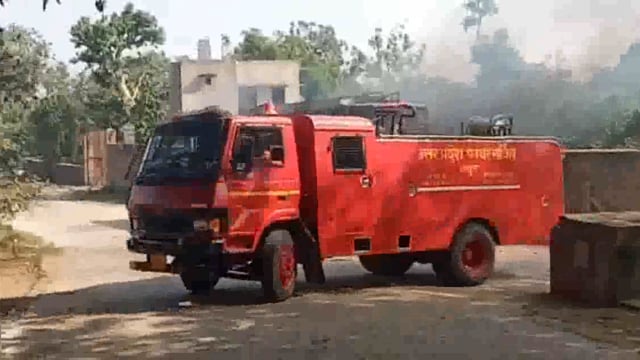 यात्री बस में लगी आग क्षेत्र में मचा हड़कंप मौके पर पहुंची फायर बिग्रेडगाडी ने आग पर पाया काबू