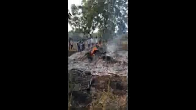 नागलगाव येथे शेतकऱ्यांची सोयाबीनची बनिम अज्ञाताने पेटवली,2 ते 3 लाखांचे नुकसान