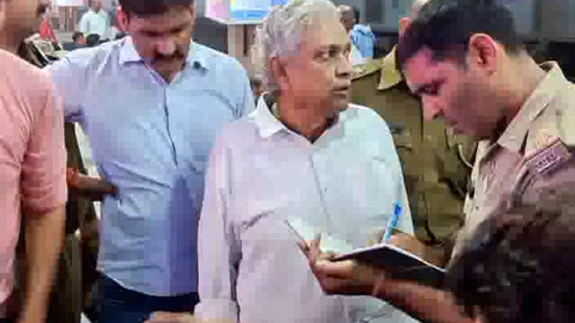 मथुरा जंक्शन पर एक यात्री की जान उस समय आफत में पड़ गई जब वह ट्रेन से पानी लेने के लिए प्लेटफार्म पर उतरा