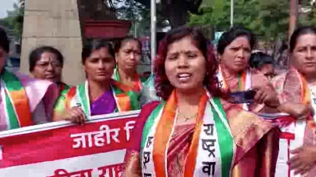 महिला राष्ट्रवादी काँग्रेस पार्टीचा जिल्हाधिकारी कार्यालया वरती मोर्चा अनिता पाटील यांच्या नेतृत्वाखाली