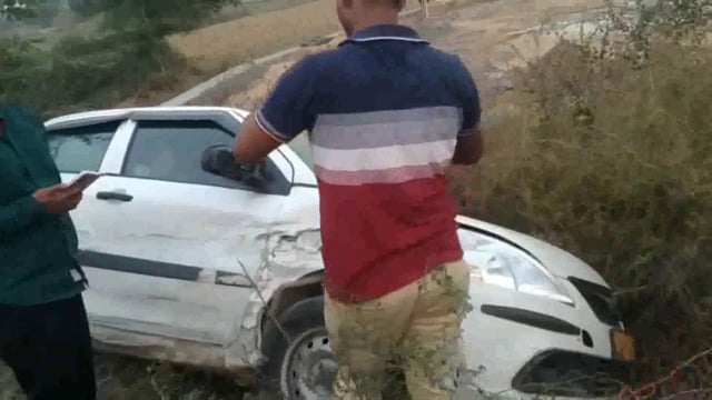 पानी गांव रोड पर स्विफ्ट व अल्टो कार में हुई भिड़ंत कई लोग हुए घायल मायावती हॉस्पिटल में कराया भर्ती