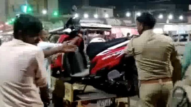 पुलिस ने नकली नोटों के साथ एक किशोर को किया गिरफ्तार, वहीं दूसरा साथी हुआ फरार।