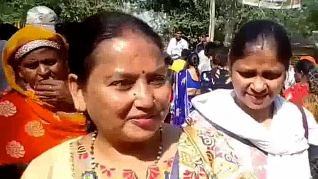 अक्षय नवमी पर्व पर मथुरा वृंदावन की परिक्रमा में परिक्रमार्थी श्रद्धालुओं की उमड़ी भारी भीड़।