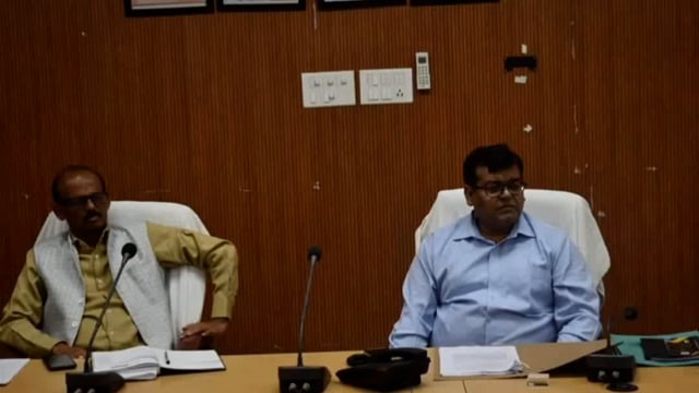 घटतौली होने पर पेट्रोल पंपों पर होगी कार्रवाई कलेक्ट्रेट सभागार में पेट्रोल पंप मालिकों के साथ बैठक में डीएम संजीव रंजन 