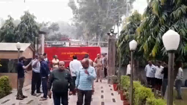 होटल बृंदावन गार्डन में लगी आग 2 की मौत मौके पर पहुंचे अधिकारी मामले की जांच में लगे