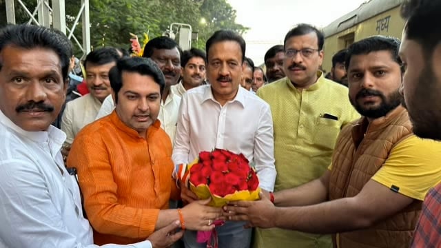 जिल्हा परिषदेचे माजी अध्यक्ष राहूल केंद्रे यांनी पालकमंत्री गिरीश महाजन यांचे लातूर येथे केले स्वागत