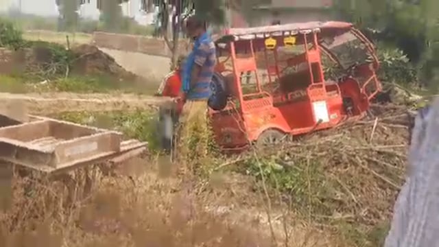 नवाबगंज क्षेत्र के तरबगंज मुख्य मार्ग पर रामपुर के पास पलटी रिक्शा कई महिलाएं हुए चोटिल