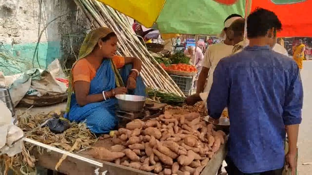 देवोत्थान एकादशी को लेकर तारापुर बाजार में पूजन सामग्री की कीमत आसमान छुती नजर आयी ।