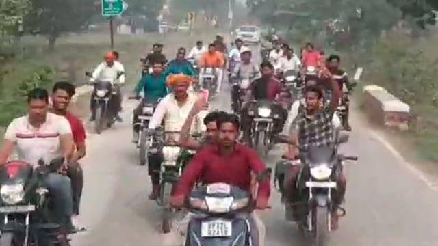 सैकड़ों कार्यकर्ताओं के धमुआ घाट पर पहुंचे सांसद कैसरगंज बृजभूषण शरण सिंह ने लिया कटी सड़क का जायजा