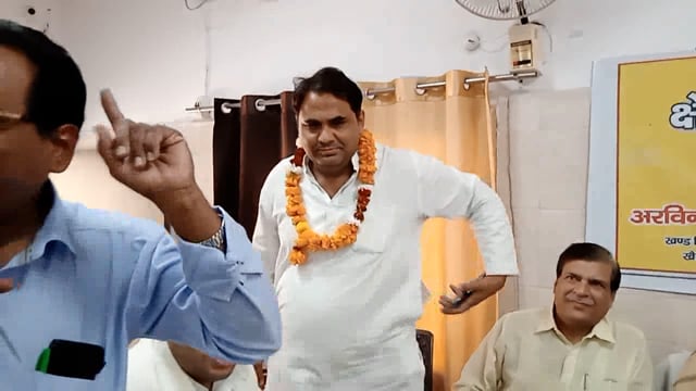 खैर ब्लॉक सभागार में क्षेत्र पंचायत सदस्य ग्राम प्रधान नो की हुई बैठक