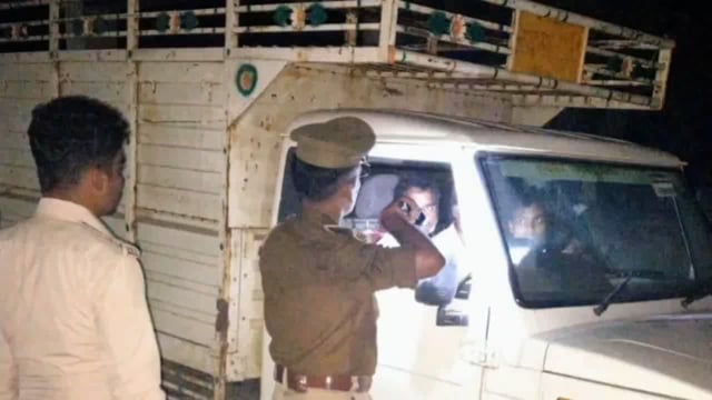 सुरक्षा के दृष्टिगत मिश्रौलिया पुलिस ने थाना क्षेत्र के विभिन्न स्थानों पर चलाया वाहन चेकिंग अभियान ।