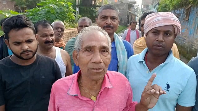 सूरजगढ़ा नगर परिषद क्षेत्र के वार्ड नंबर 3 में नाले का गंदे पानी प्रवाहित होने से डेंगू जैसी बीमारी फैलने की संभावना है