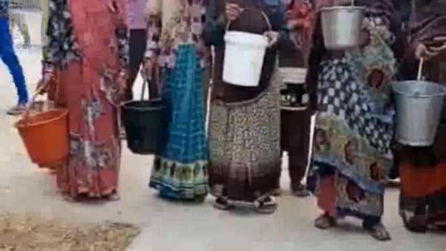 सरकारी हैंडपंप से पानी भरने को लेकर हुआ विवाद महिलाओं ने खाली बर्तन लेकर किया प्रदर्शन