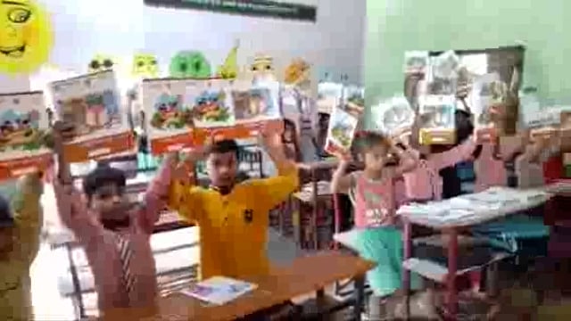 तरबगंज:सिगहा चंदा के कम्पोजिट विद्यालय में किताब का किया गया वितरण