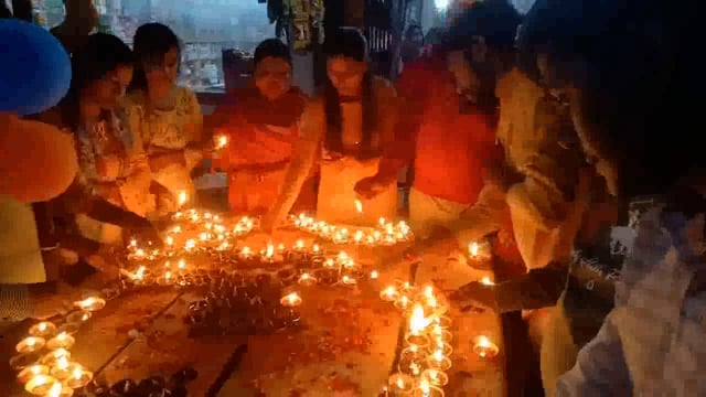  परशदेपुर,गायत्री परिवार द्वारा देवउठनी एकादशी के शुभावसर पर आयोजित दीपोत्सव कार्यक्रम में जलाये गए 1100 दिए।