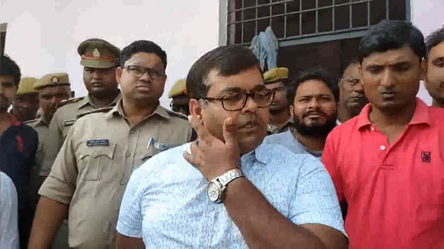 मानक के अनुसार ही कराएं जिले में हो रहे विकास कार्य इटवा में जिलाधिकारी संजीव रंजन ।