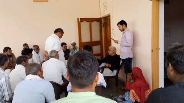 इटवा स्थित अपने आवास पर विधायक माता प्रसाद पांडे ने सुनी क्षेत्र वासियों की समस्या ।