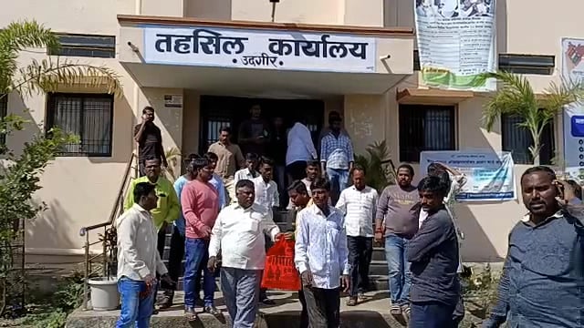 अशोक नगर भागातील नागरिकांना घरे खाली करण्याची नोटीस उपजिल्हाधिकारी यांना निवेदन