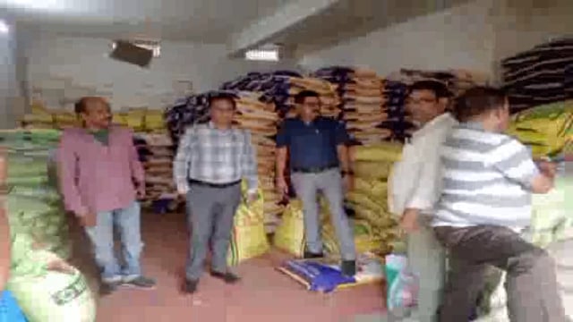 बहराइच में छापेमारीके दौरान पकड़ी गयी 400 बोरी नकली खाद टीम ने दुकान को किया सील मुकदमा दर्ज