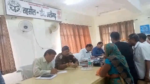 तहसील सभागार में लगाया गया समाधान दिवस एसडीएम खैर तहसीलदार खैर सीओ खैरने सुनी जन समस्याएं