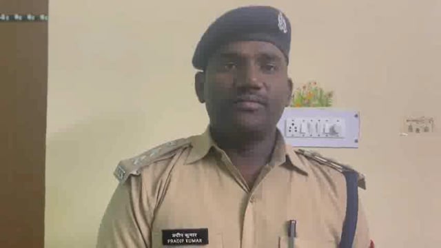 थाना कोतवाली औरैया परिसर के बाहर महिला द्वारा युवक पर लगाये गये छेड़छाड़ के आरोप के सम्बन्ध में क्षेत्राधिकारी सदर 