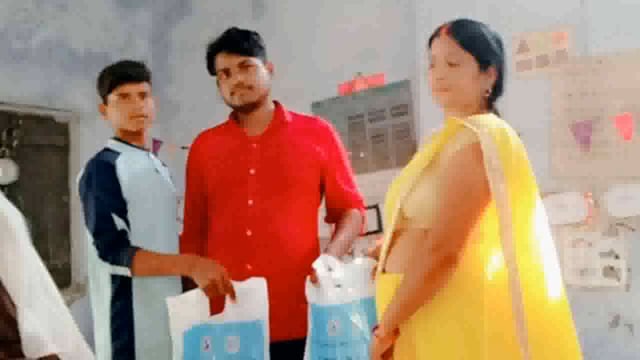 तरबगंज :जगदीशपुर में आंगनवाड़ी कार्यकर्ता ने बाल पुष्टाहार का किया वितरण